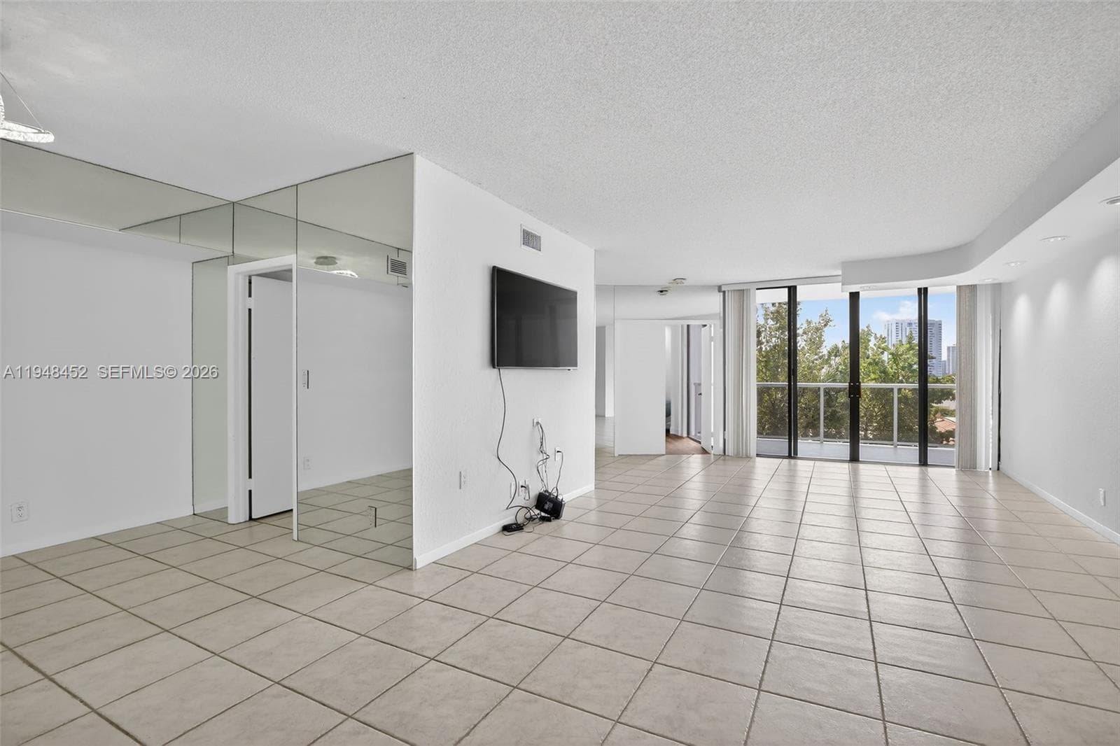 20281 E Country Club Dr 405 photo 2