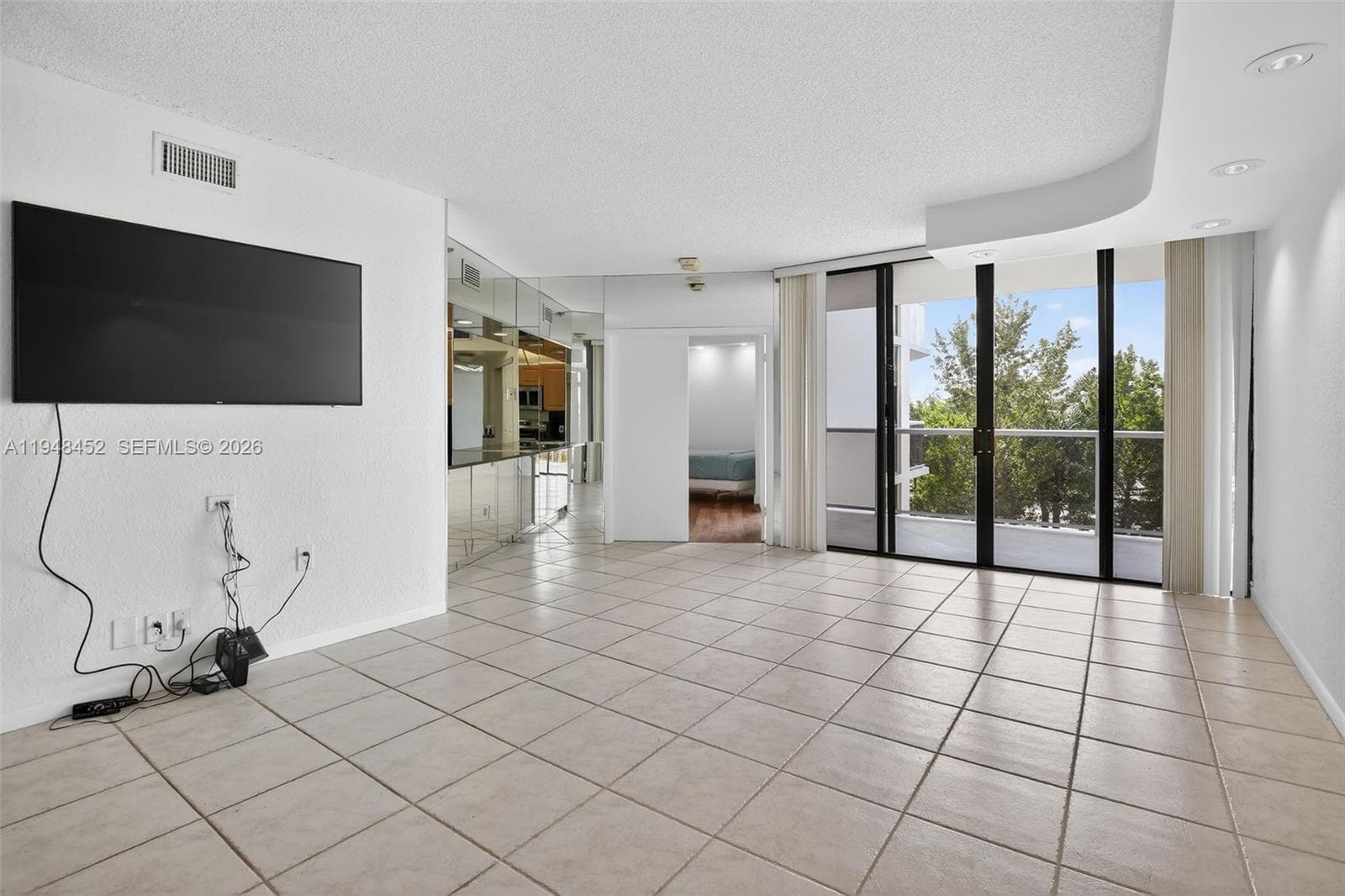 20281 E Country Club Dr 405 photo 3