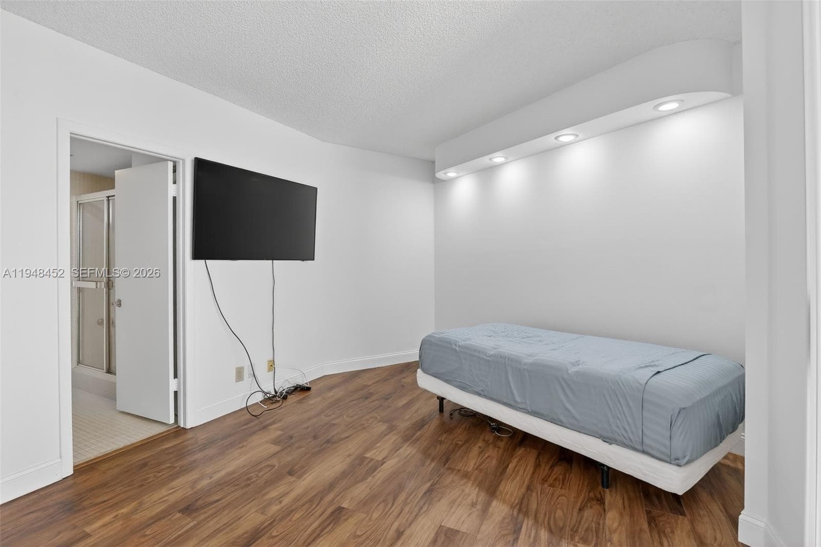 20281 E Country Club Dr 405 photo 24
