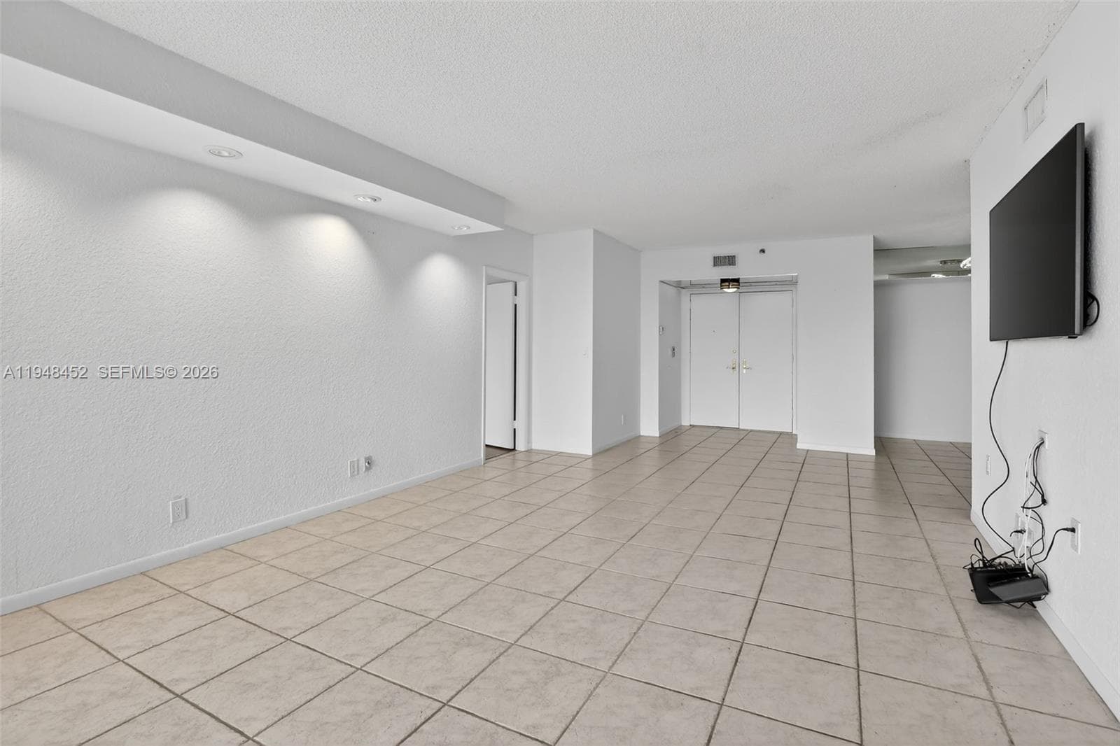 20281 E Country Club Dr 405 photo 4