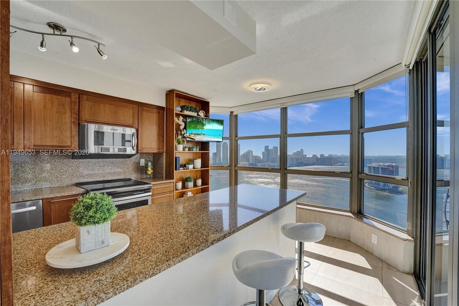 3500 Mystic Pointe Dr 3601 photo 1