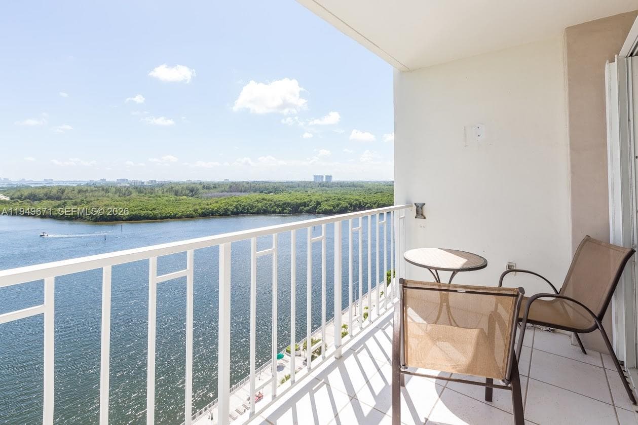 300 Bayview Dr 802 photo 2