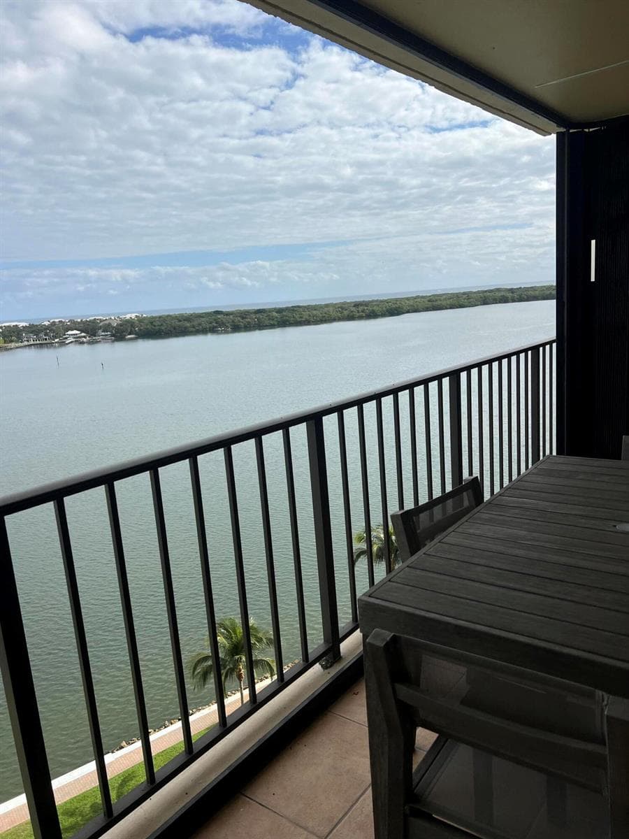 132 Lakeshore Drive 1118 photo 16