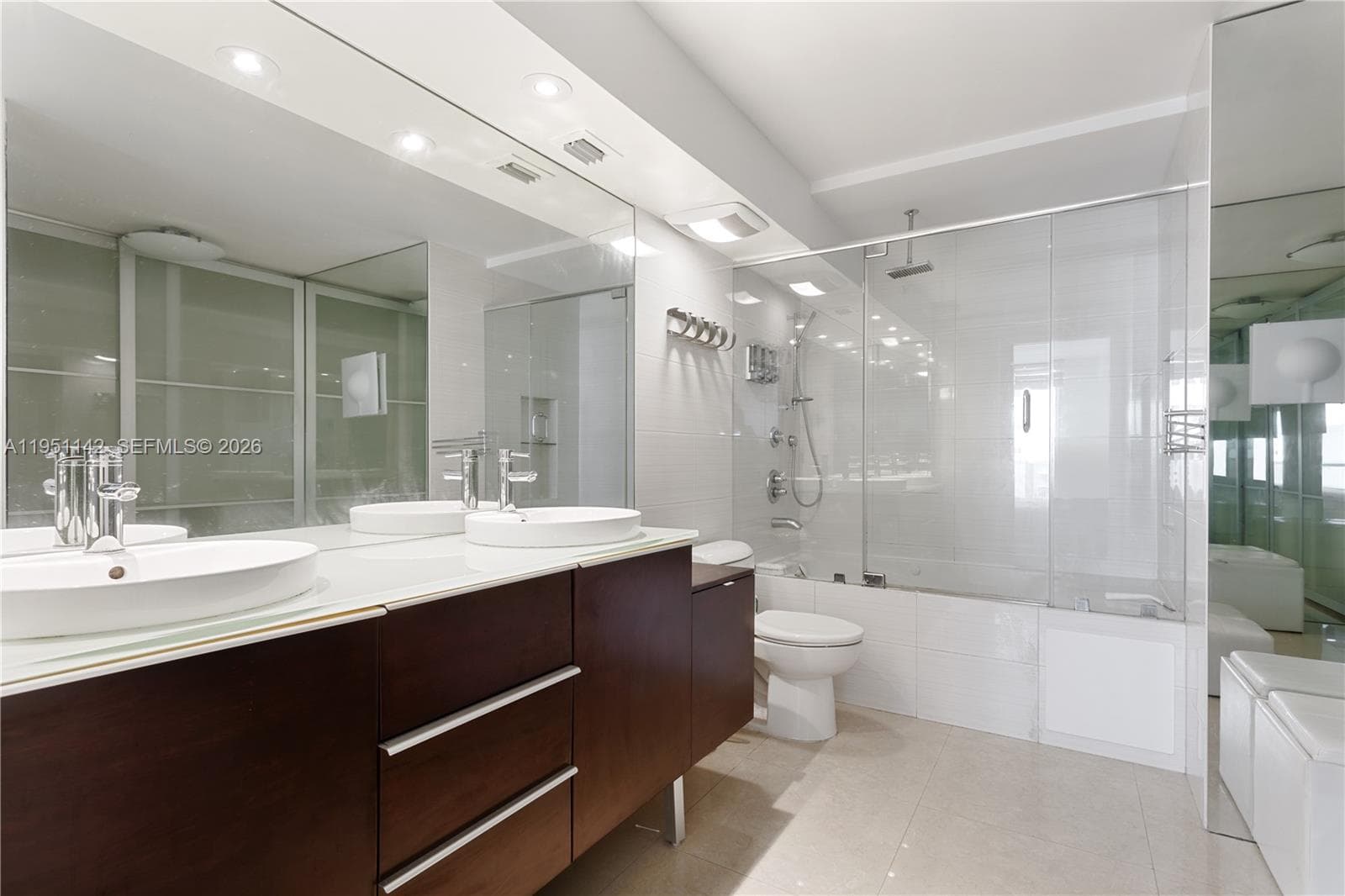 2401 Collins Ave 1110 photo 7