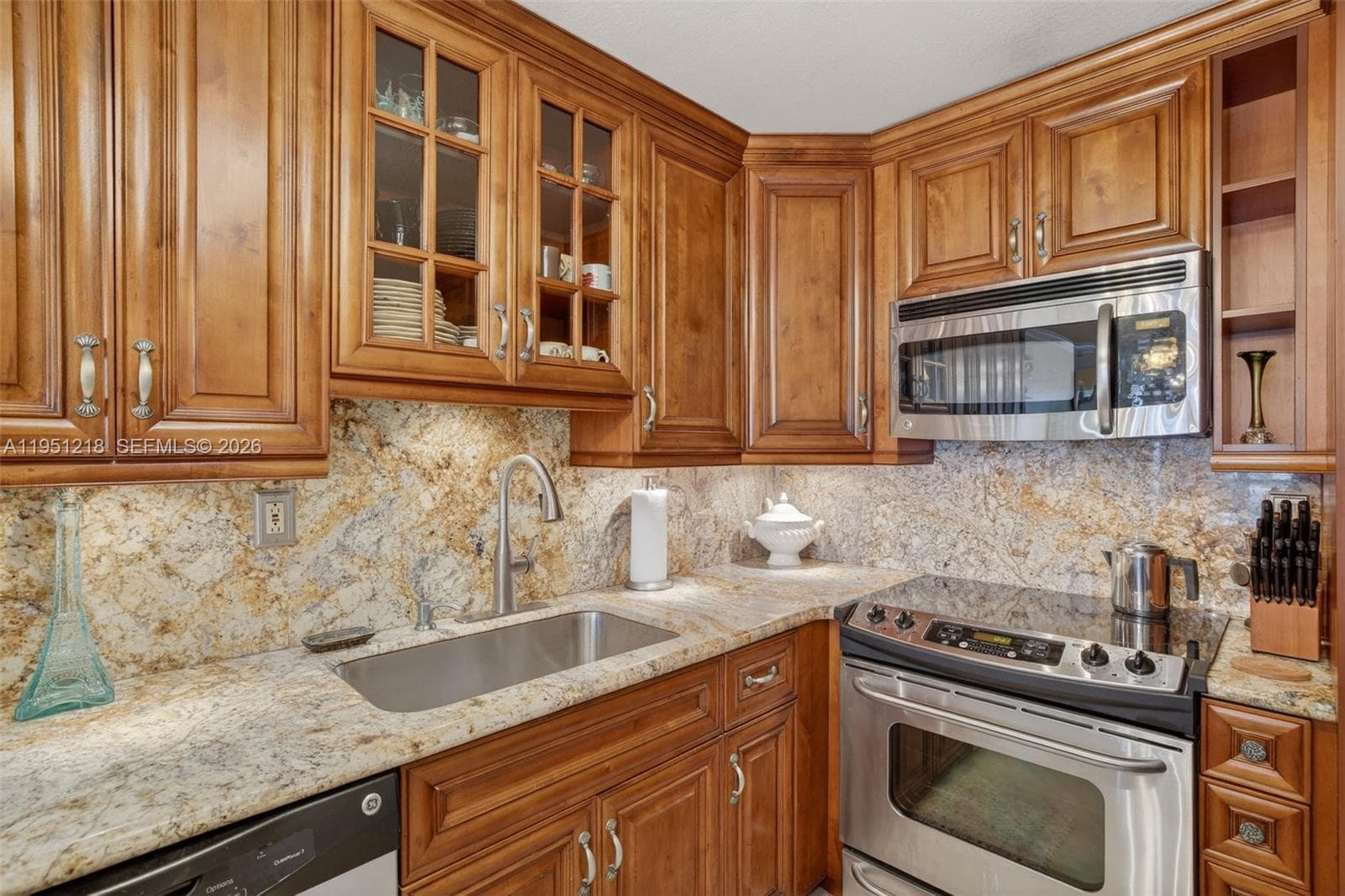 1000 Parkview Dr 806 photo 24