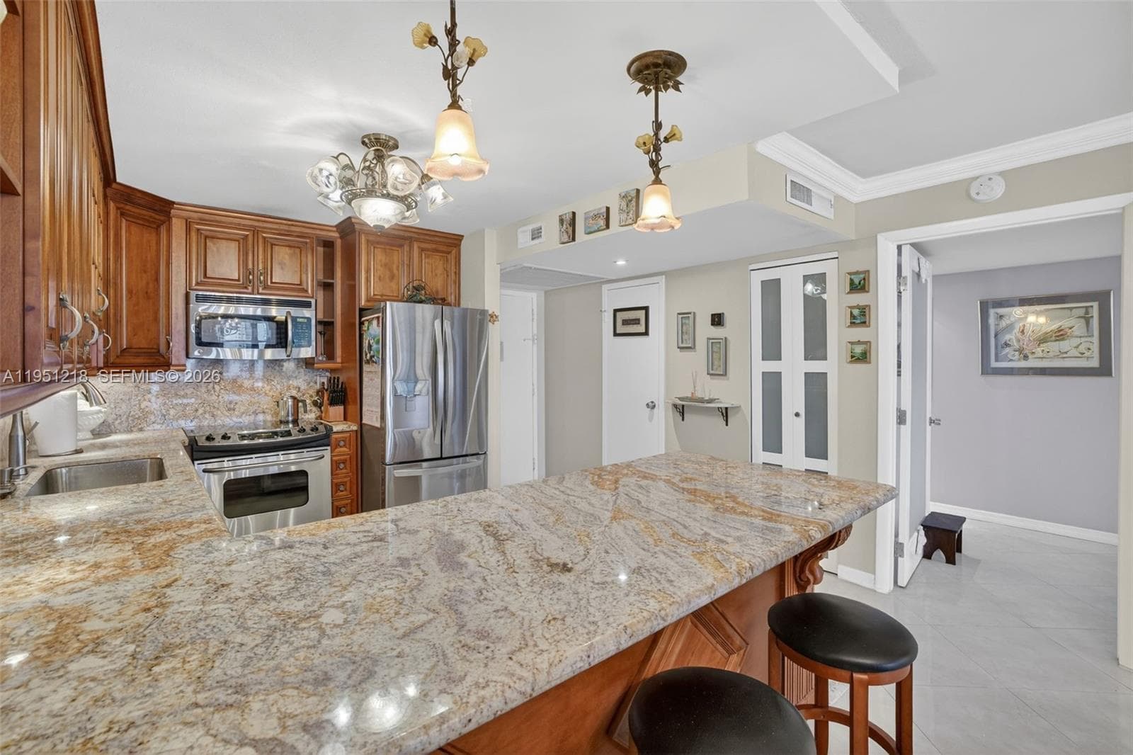 1000 Parkview Dr 806 photo 19