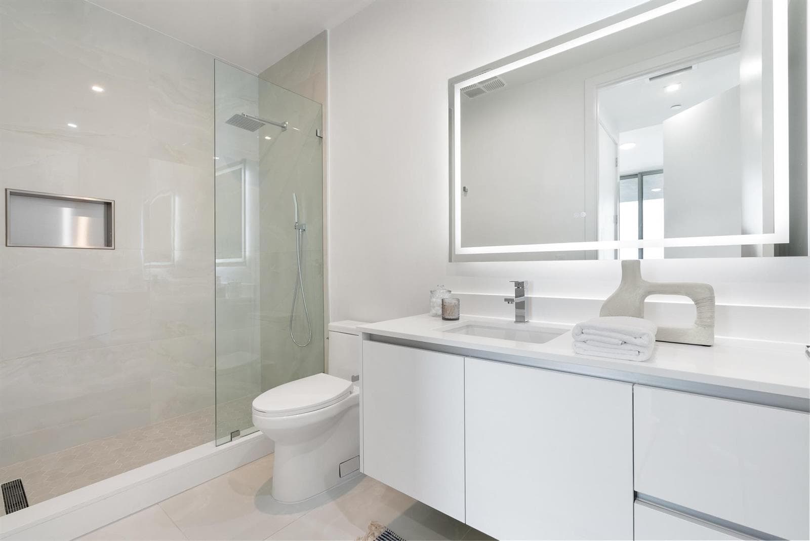 220 Lake Shore Drive 817 photo 13