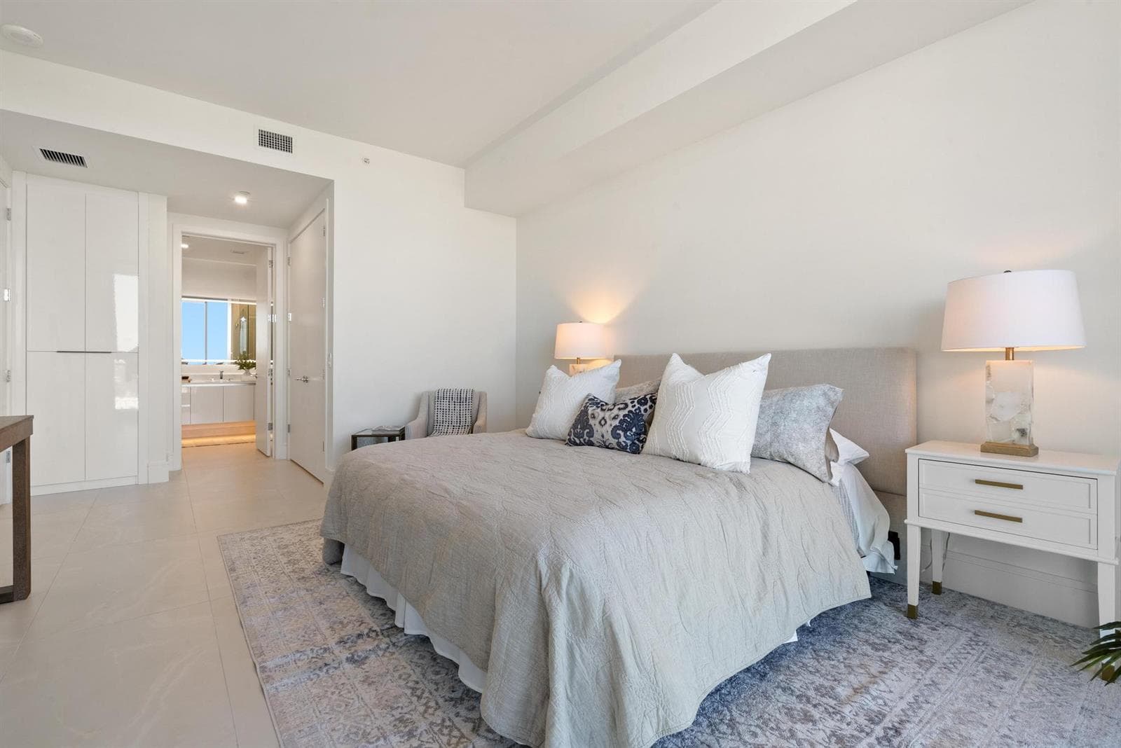 220 Lake Shore Drive 817 photo 8