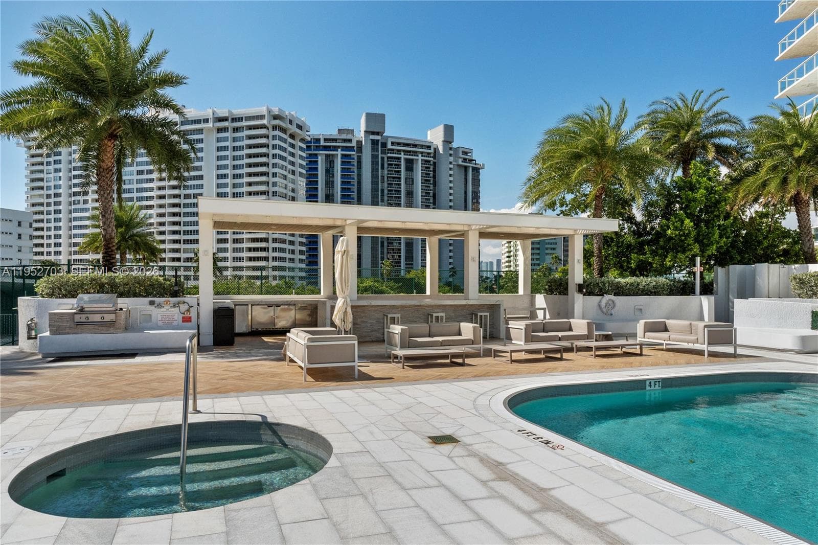 10 Venetian Way 604 photo 19