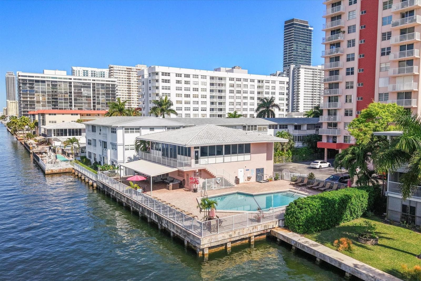 3161 S Ocean Drive 409 photo 2