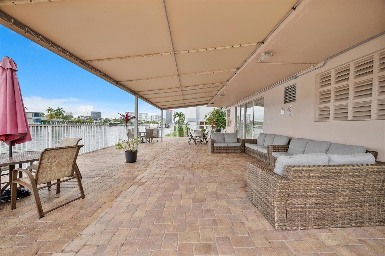 3161 S Ocean Drive 409 photo 22