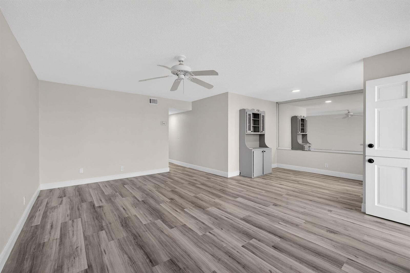 100 Shore Court 208 photo 24