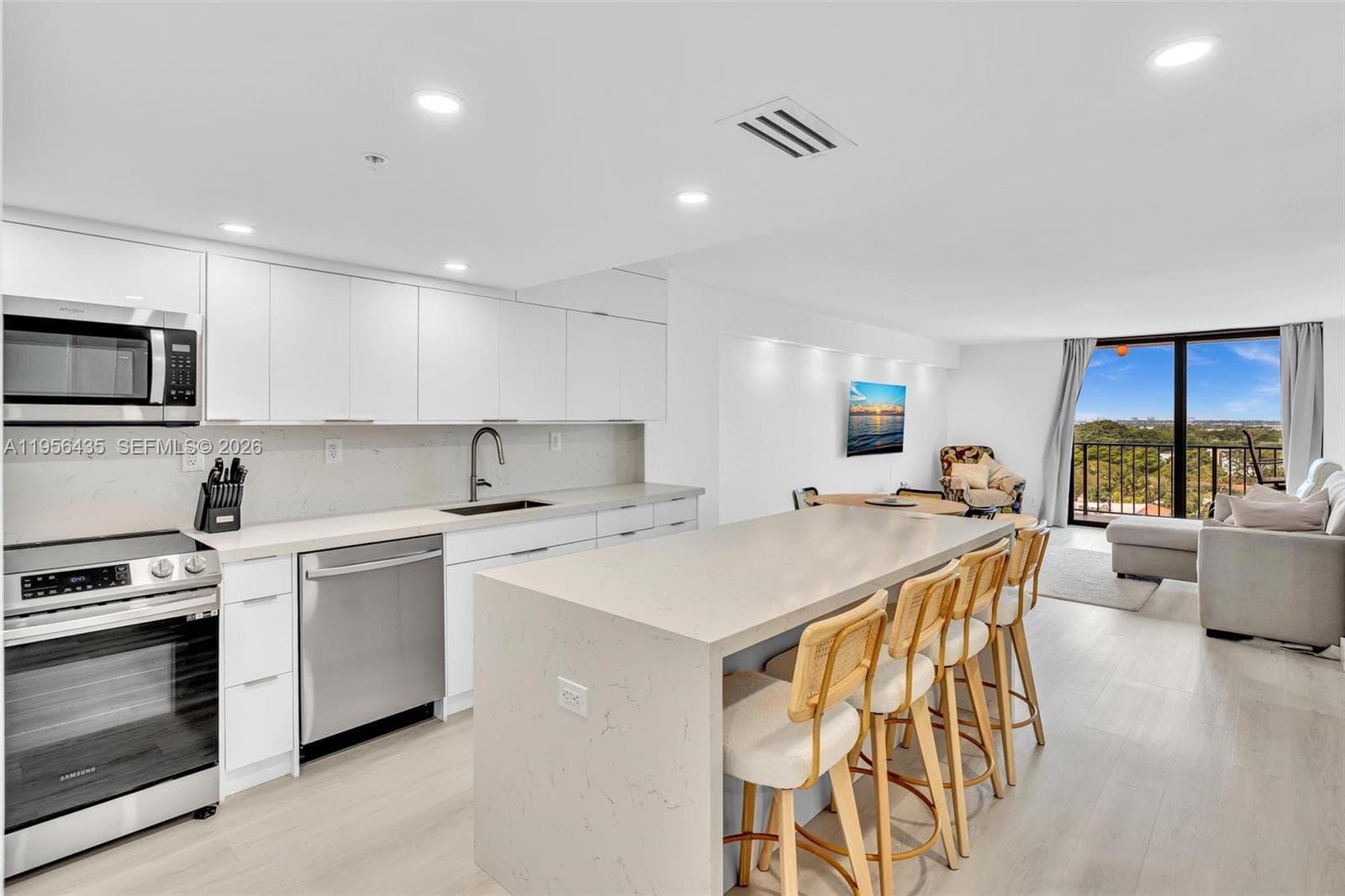 2625 Collins Ave 1109 photo 4