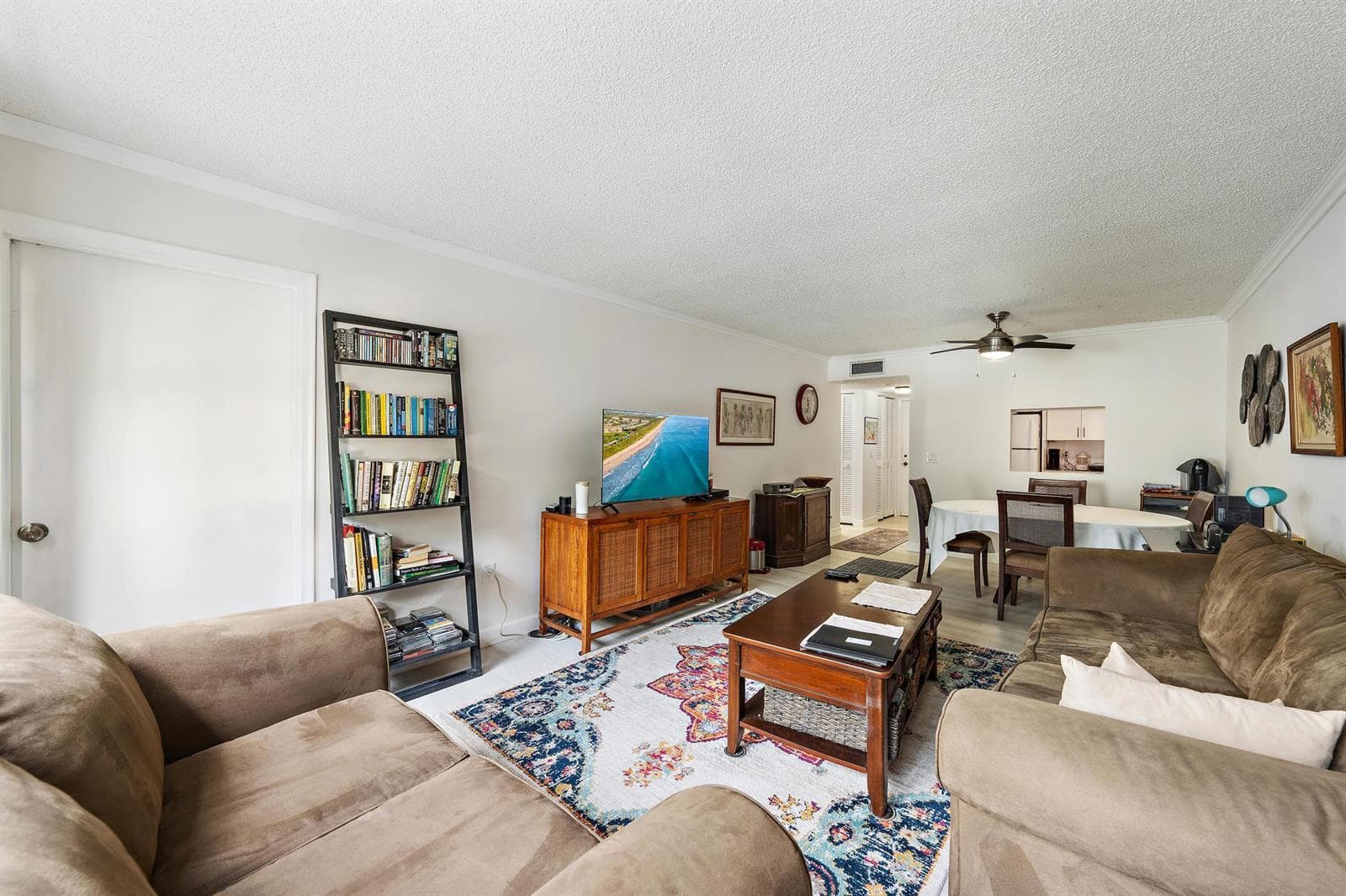 1516 S Lakeside Drive 207 photo 2