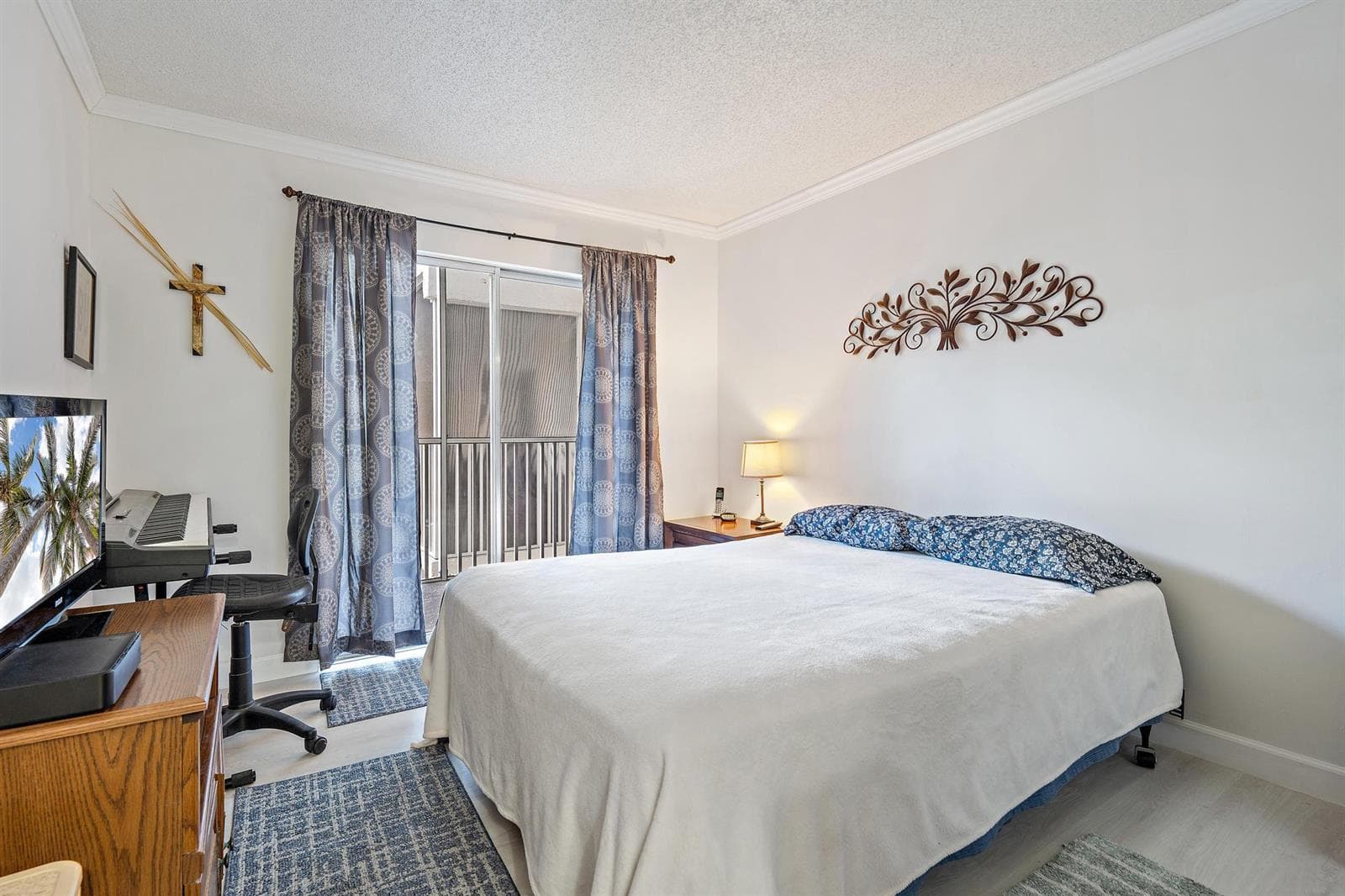 1516 S Lakeside Drive 207 photo 4