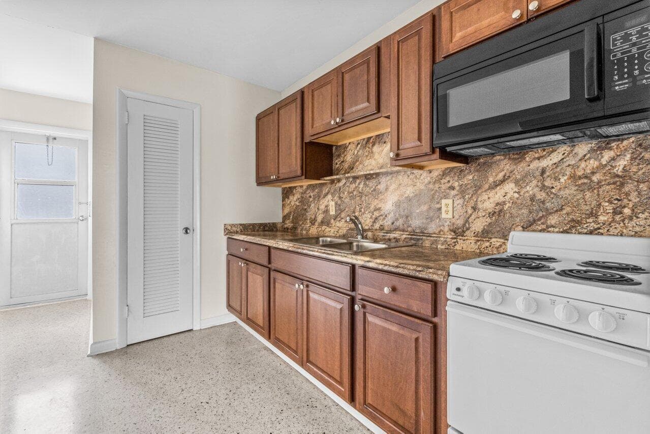 751 Hummingbird Way 6 photo 3