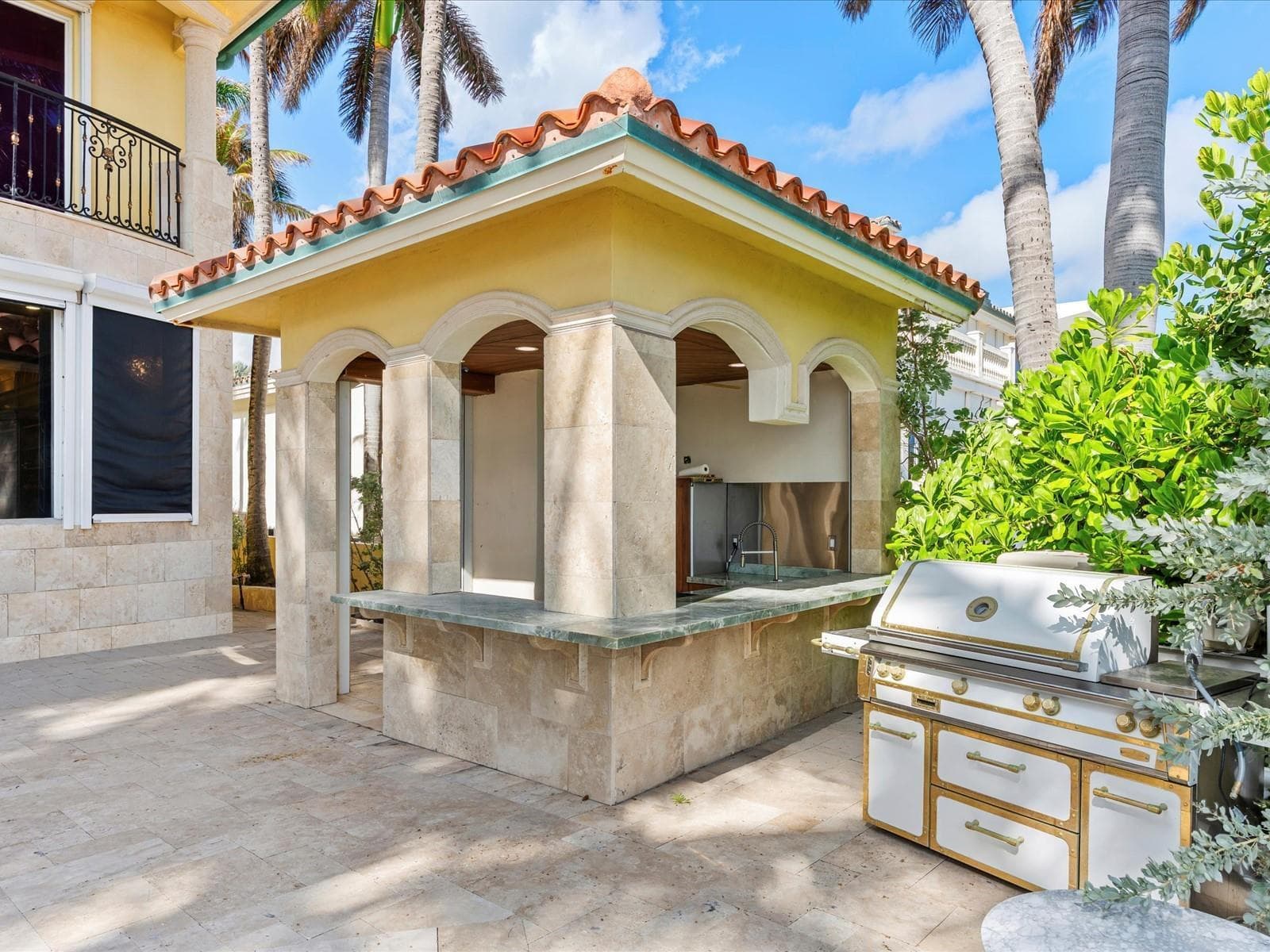 555 Ocean Boulevard photo 24