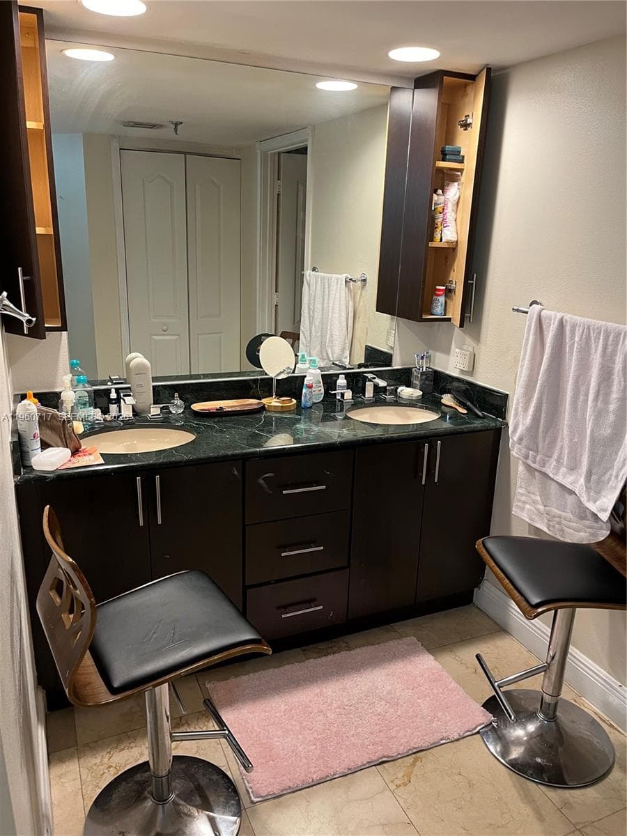520 Brickell Key Dr A610 photo 3