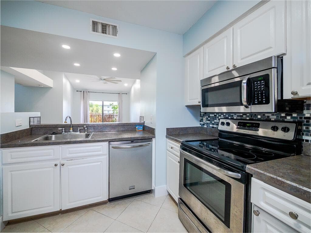 1020 Lake Shore Drive 202 photo 12