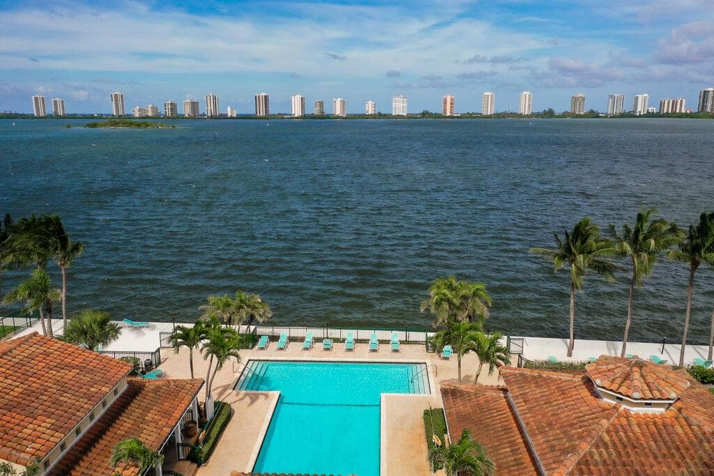 1020 Lake Shore Drive 202 photo 3