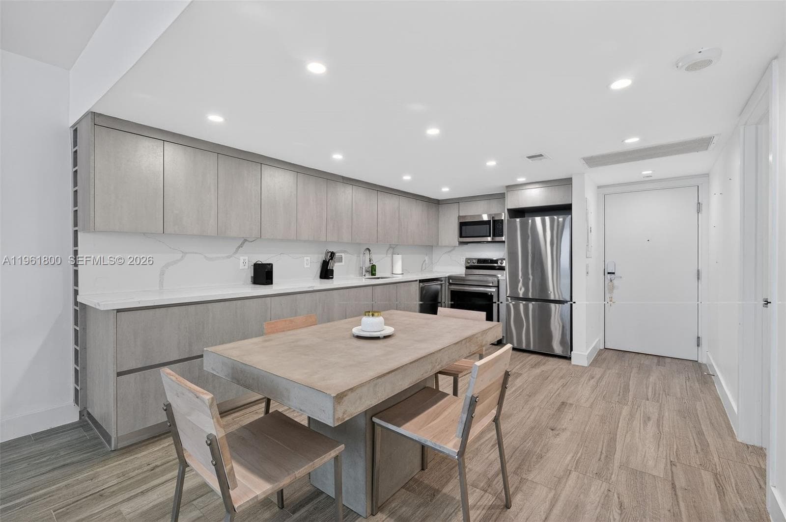 2301 Collins Ave 943 photo 4