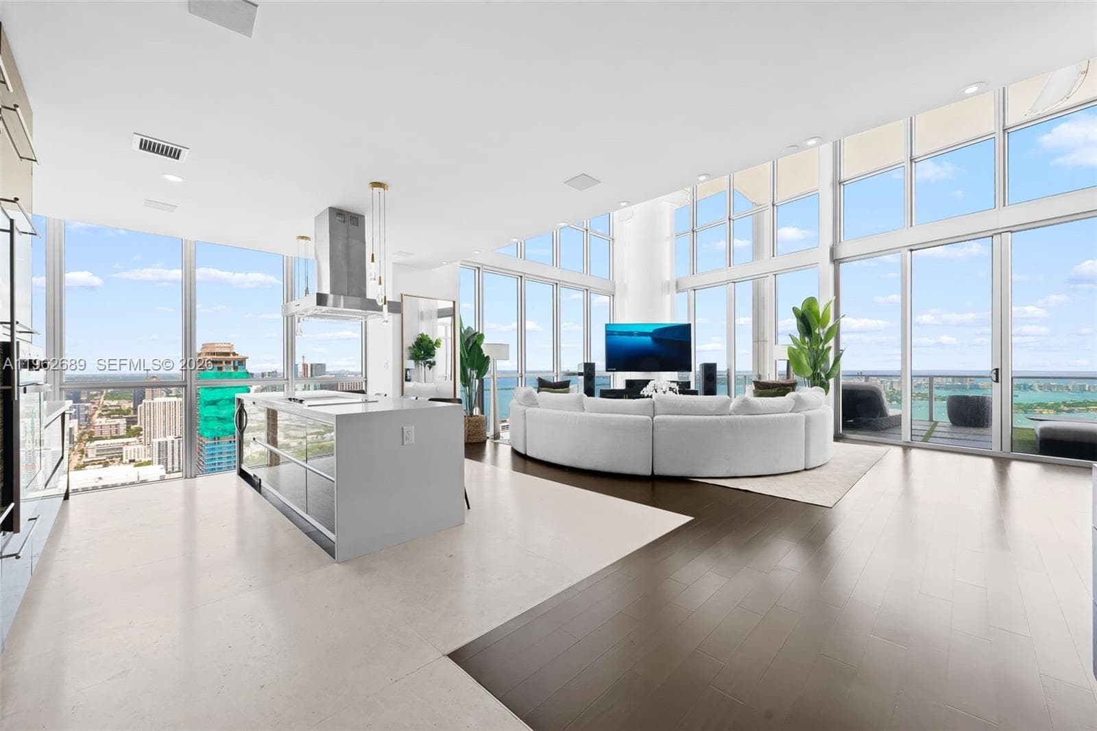 1100 Biscayne Blvd 5706 photo 2