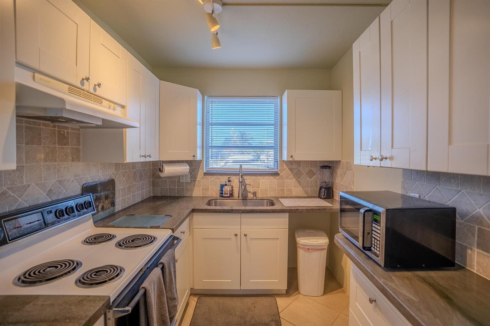 2731 NE 14th Street Causeway 138 photo 8