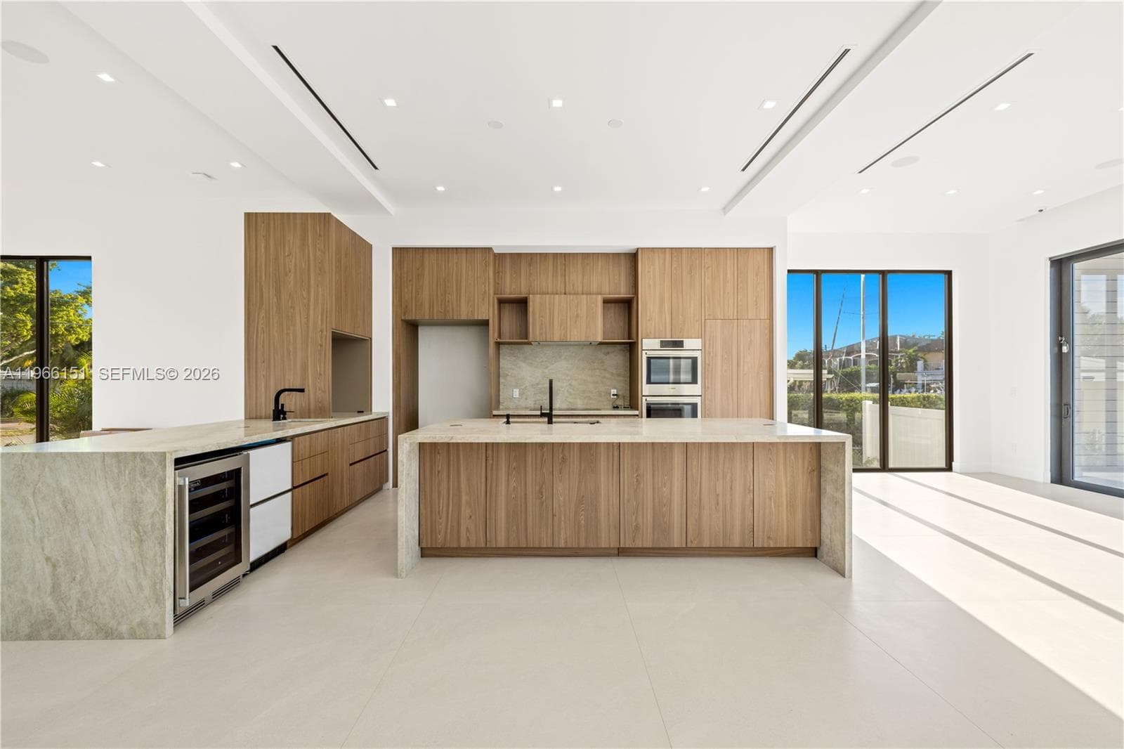 2050 S Hibiscus Dr photo 5