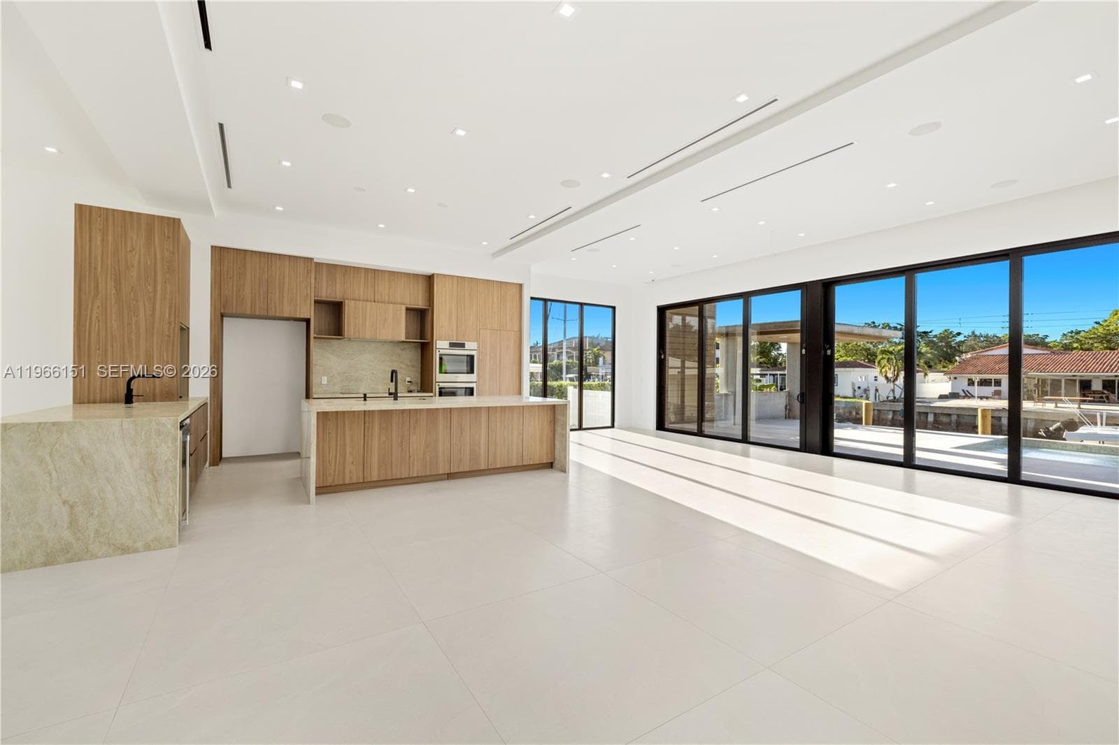 2050 S Hibiscus Dr photo 4