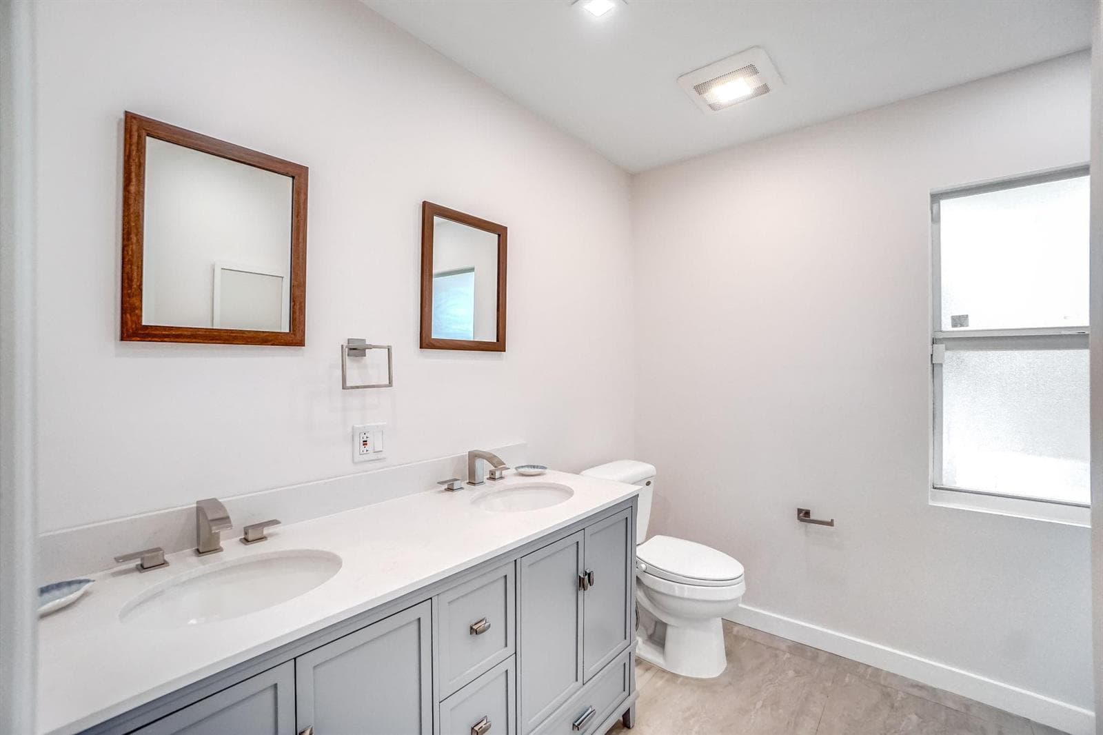 5550 NE 26th Avenue photo 10
