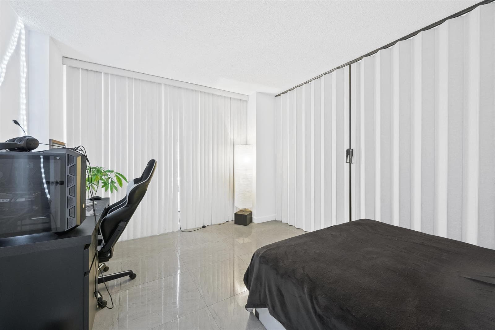 2500 Parkview Drive 615 photo 16