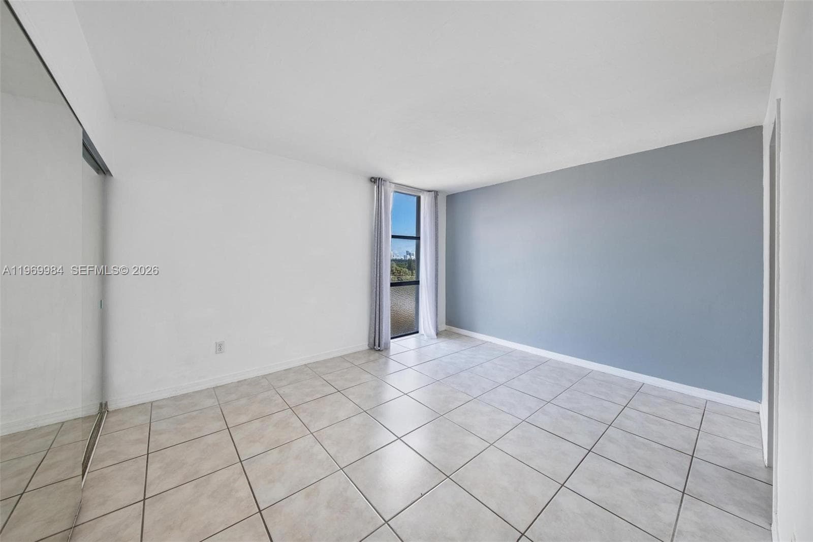2350 NE 135th St 811 photo 18