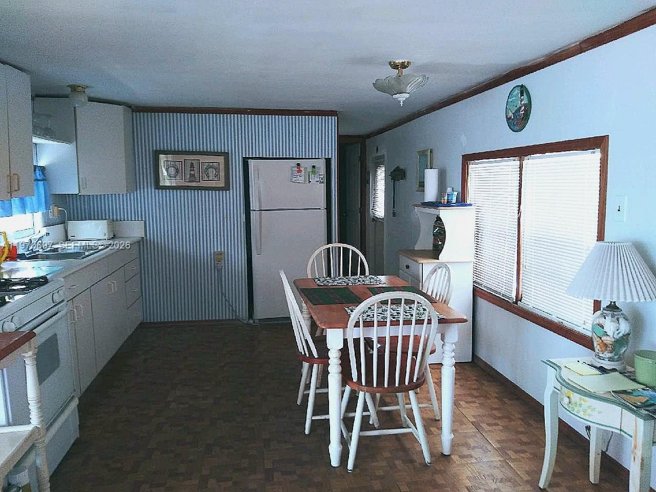 261 Burgundy Dr photo 4