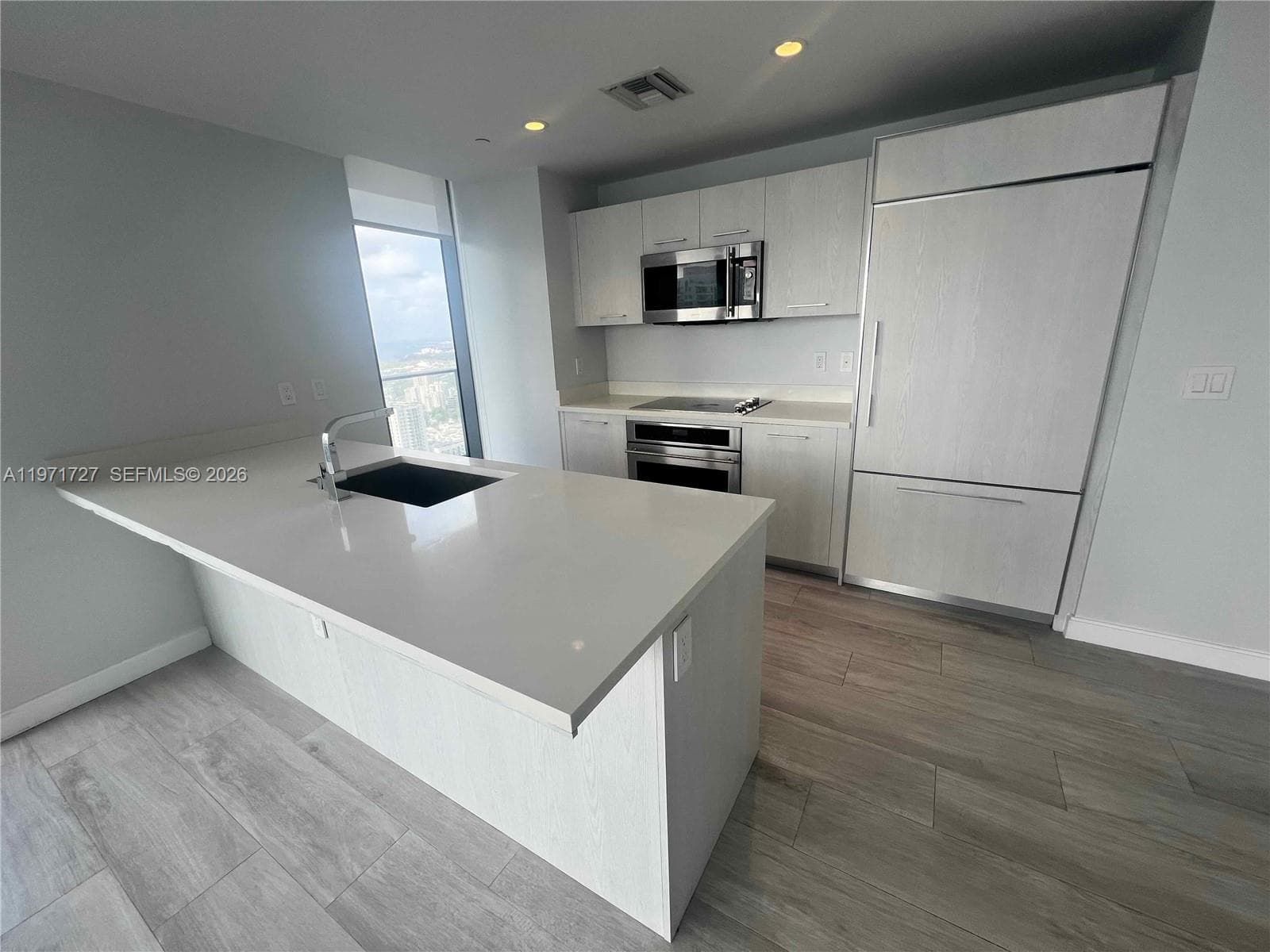 45 SW 9th St 3703 photo 8