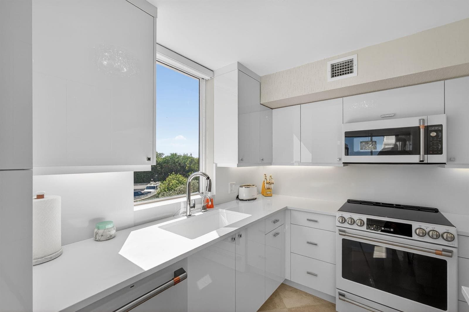 5380 N Ocean Drive 3b photo 8