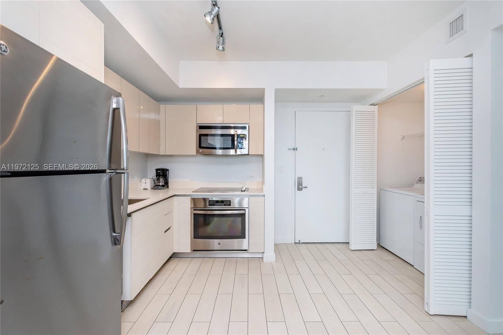 2602 E Hallandale Beach Blvd R1903 photo 15