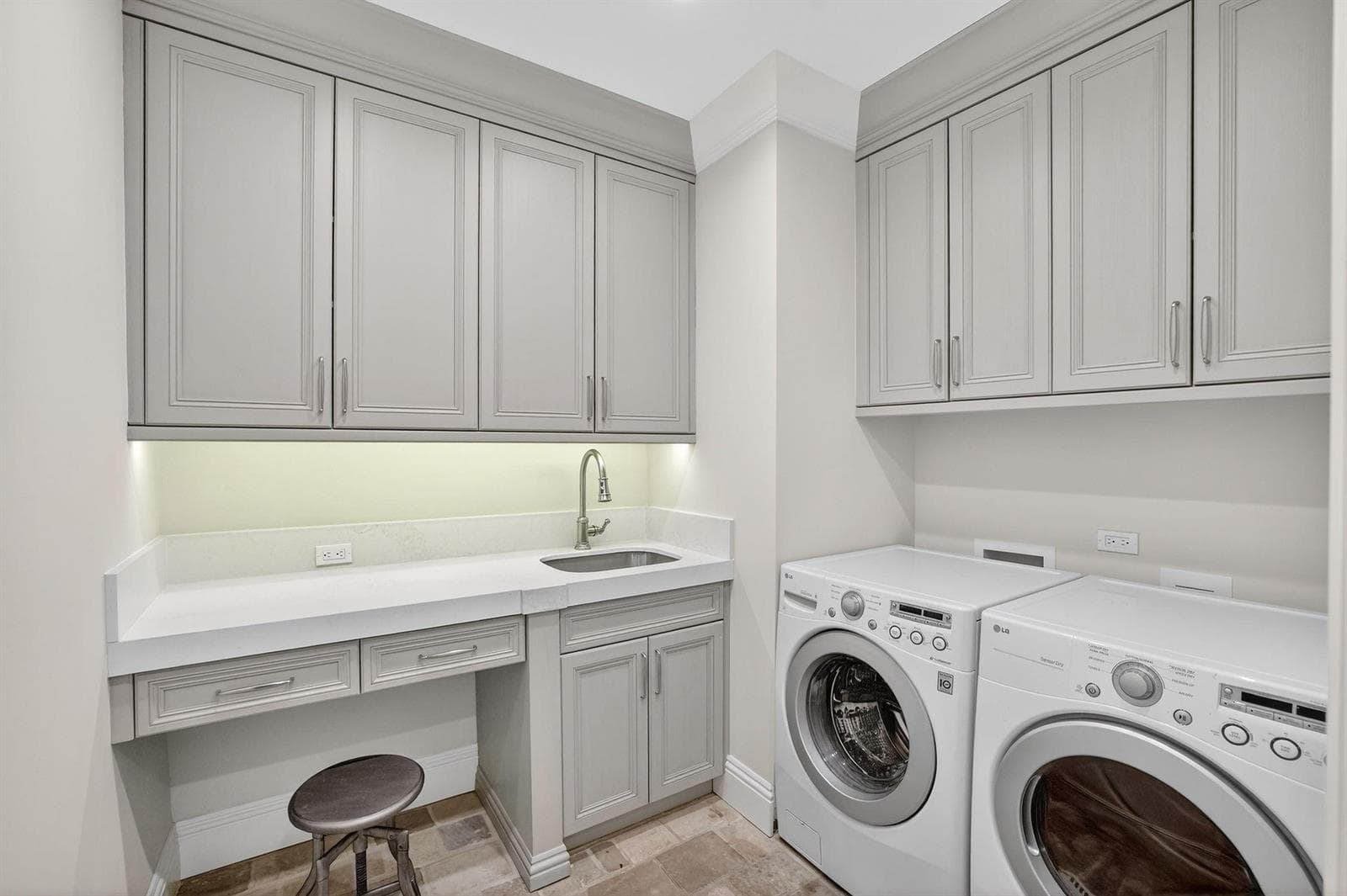 2425 Delmar Place photo 23