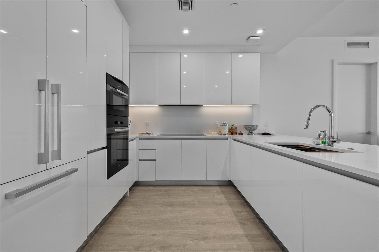 220 Lake Shore Drive 1417 photo 2