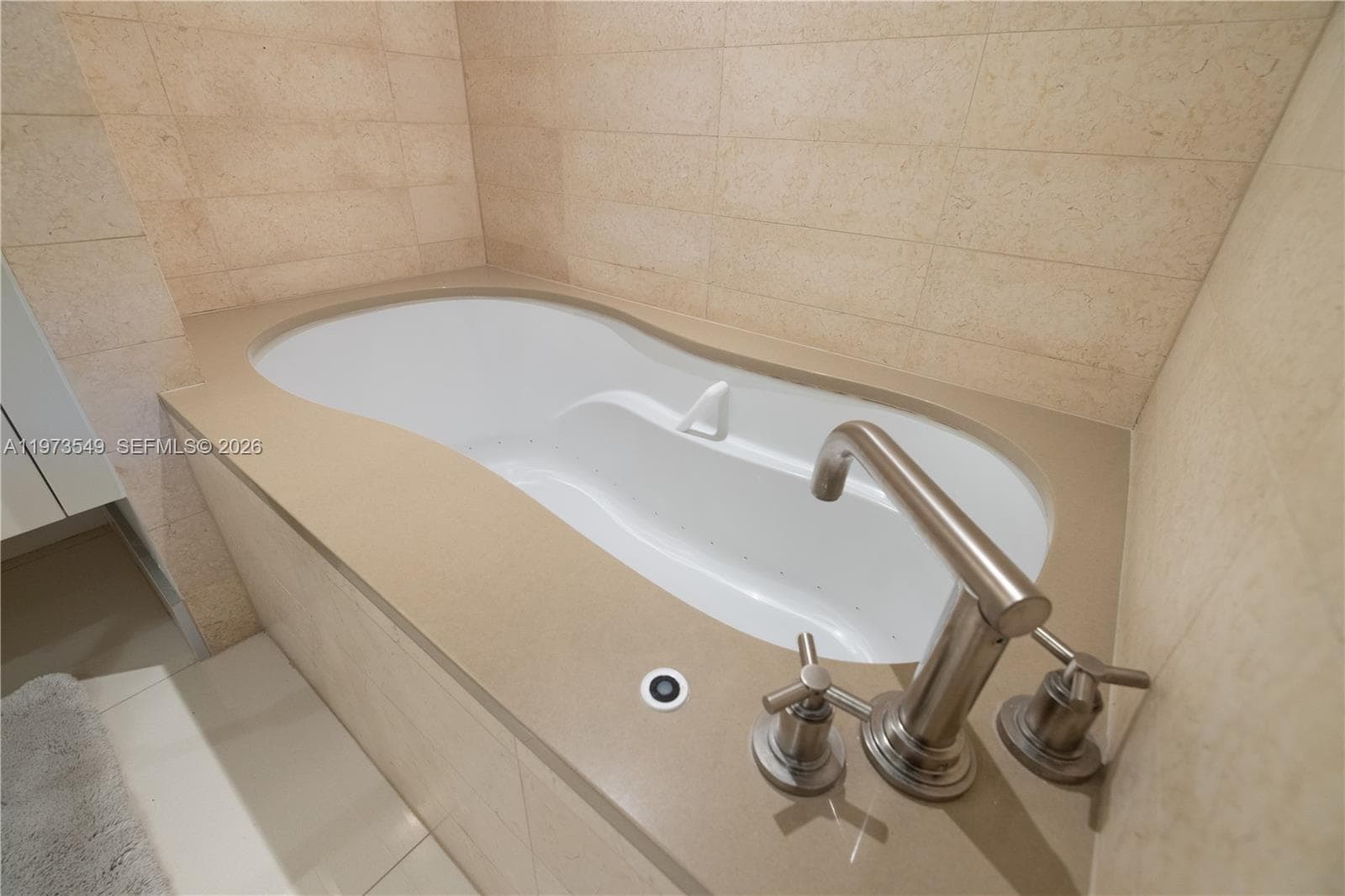 6801 Collins Ave LPH06 Doorlph14 photo 20