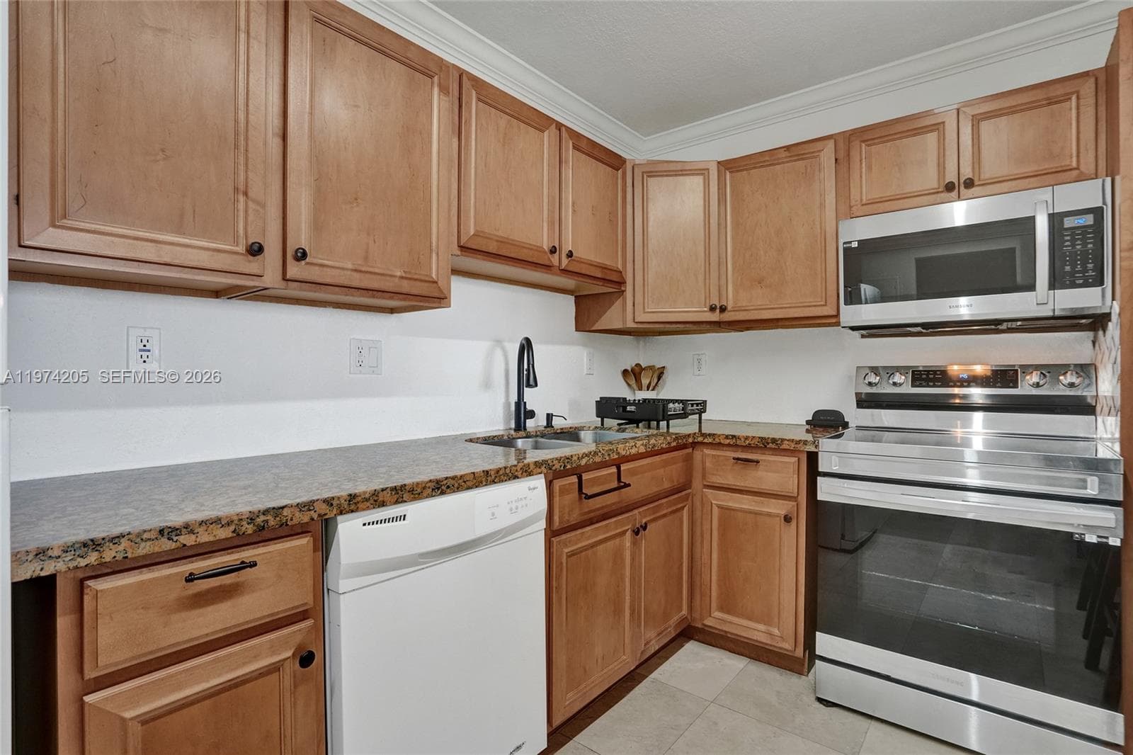 19380 Collins Ave 718 photo 12
