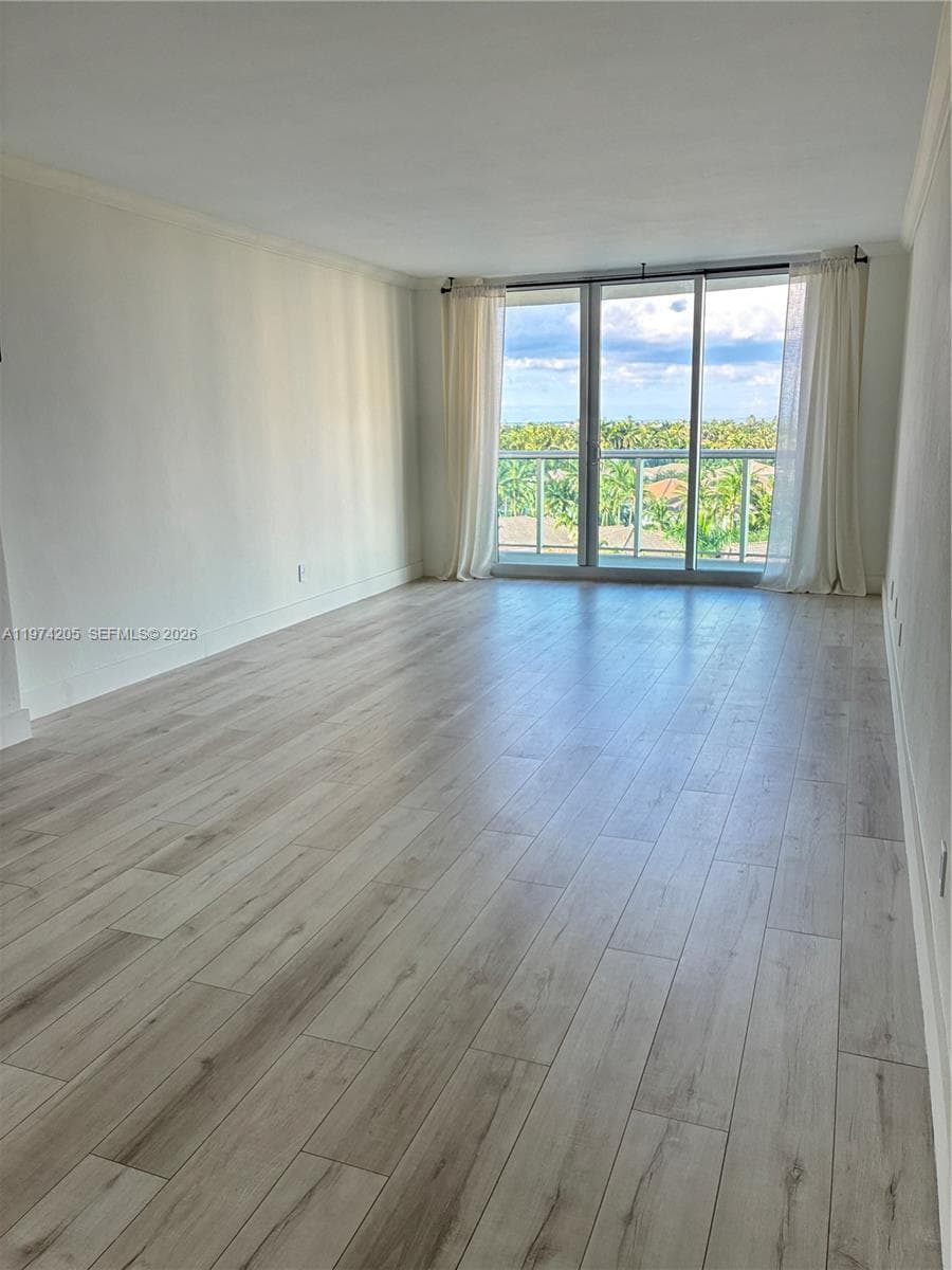 19380 Collins Ave 718 photo 9