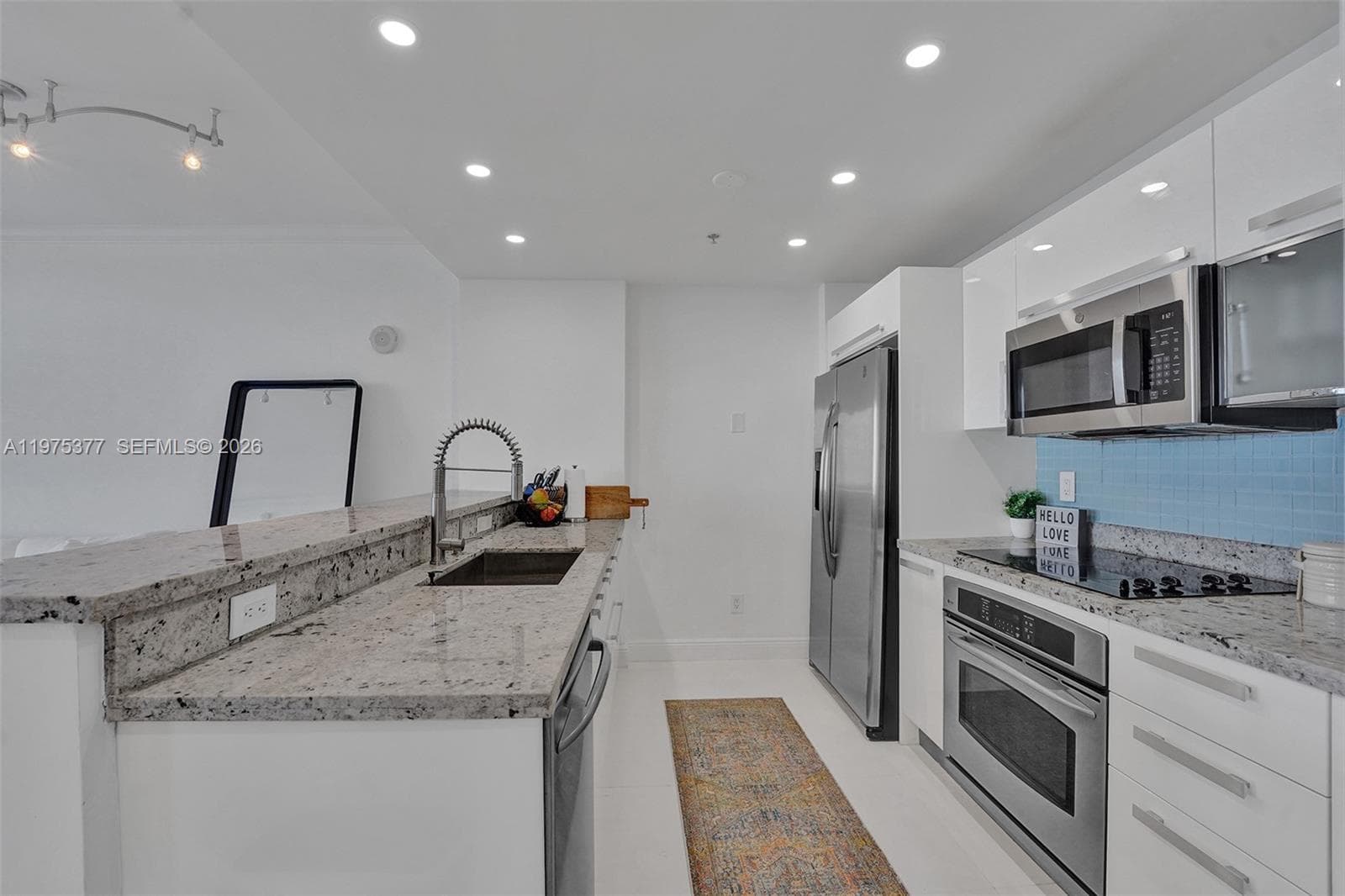 601 NE 36th St 811 photo 4