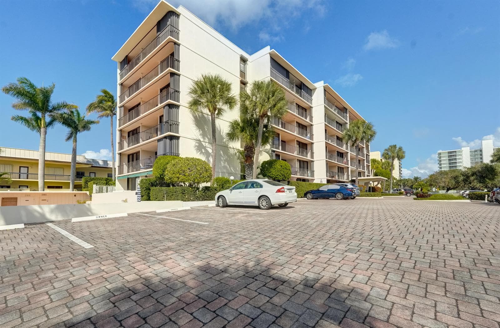 225 Beach Road 503 photo 13