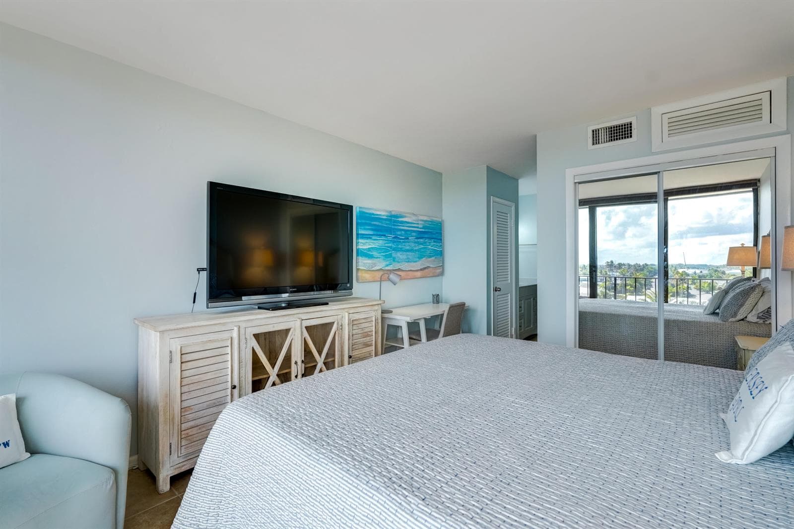 225 Beach Road 503 photo 24