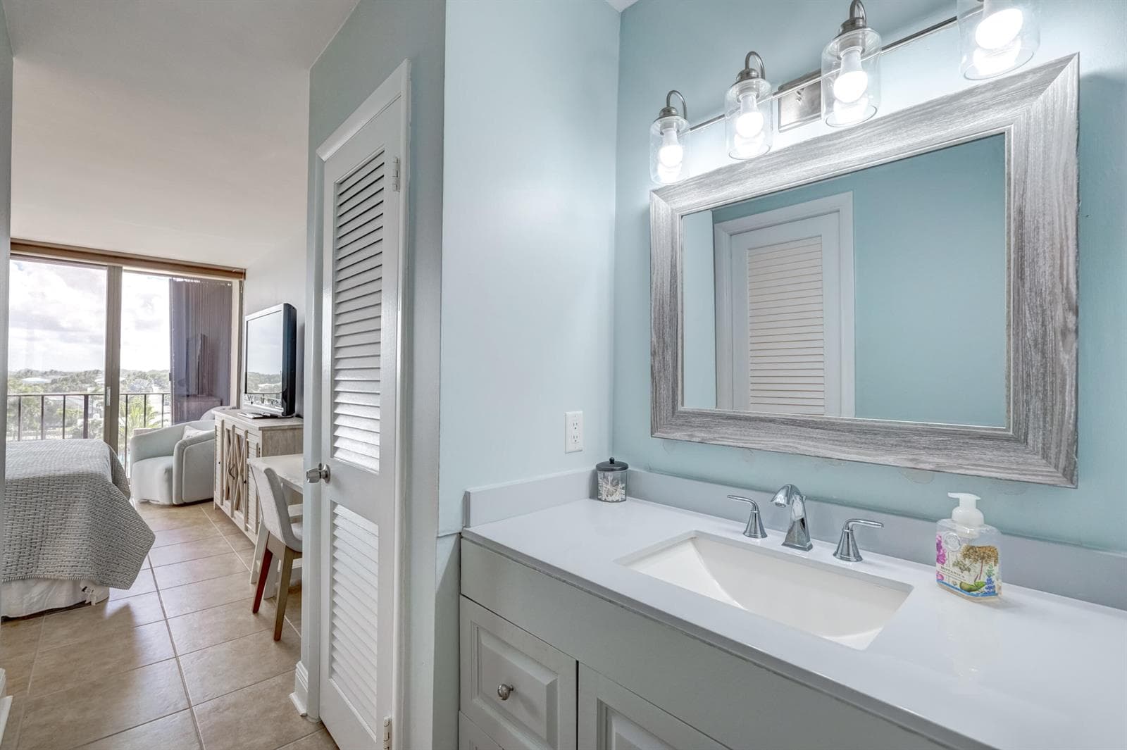 225 Beach Road 503 photo 14