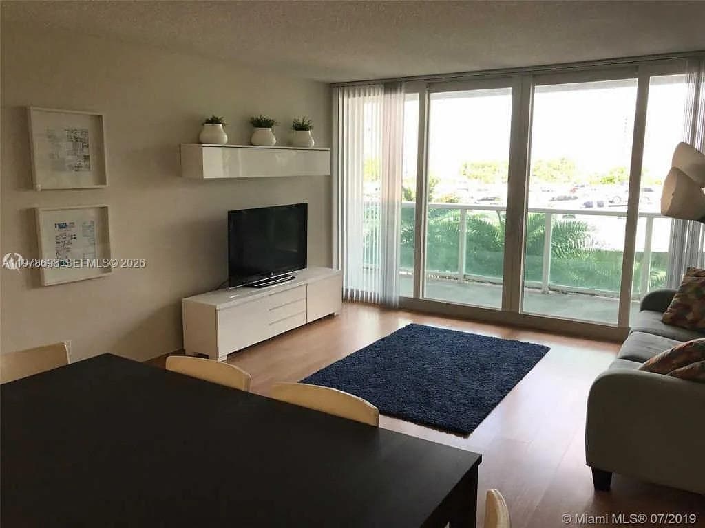 100 Bayview Dr 302 photo 4