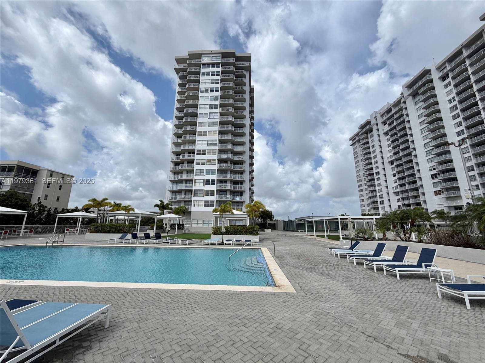18031 Biscayne Blvd 904 photo 1