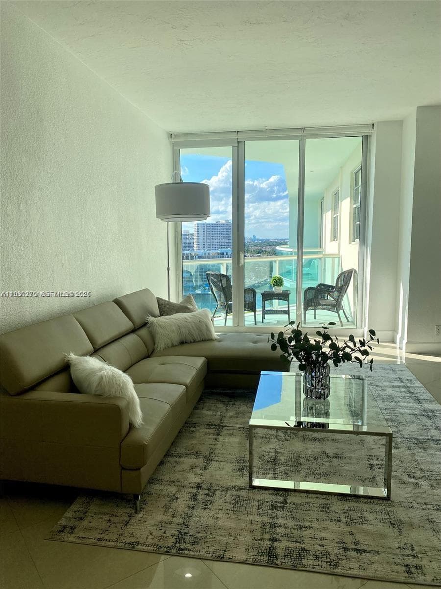 3801 S Ocean Dr (Avail April 1, 2026) PH16S photo 4