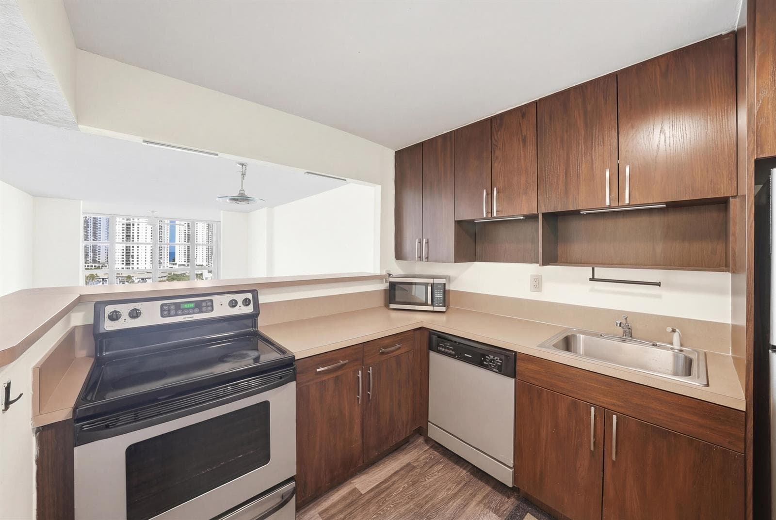 1000 Parkview Drive 1006 photo 2