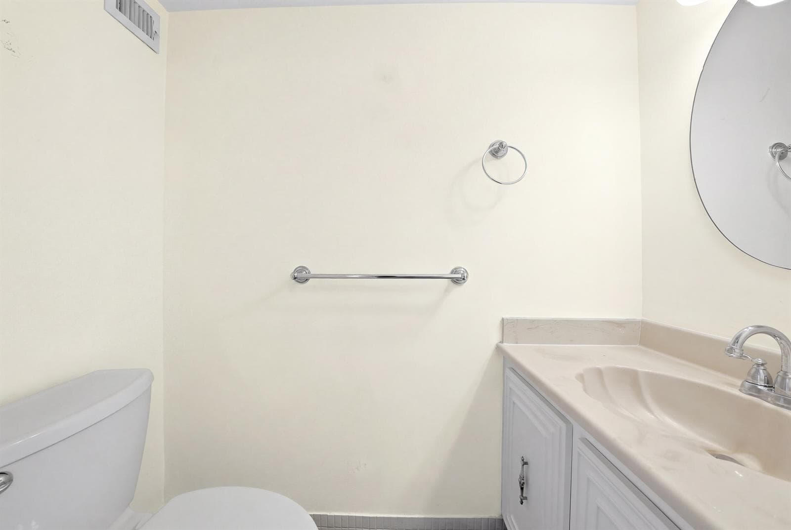 1000 Parkview Drive 1006 photo 16